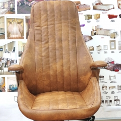 Кресло офисное Адриан с подлокотниками на пятилучье с деревянными накладками